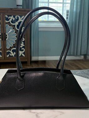 The Italian Box Calfskin Shoulder Bag in Noir